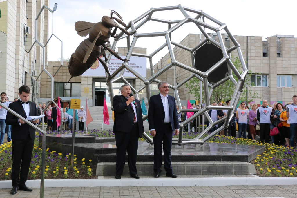 ТЕНТОРИУМ® торжественно открыл Монумент Её величеству Пчеле