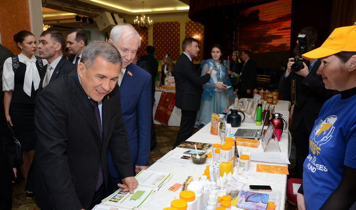 Выставку товаров посетил глава Татарстана Рустам Нургалиевич Минниханов и члены республиканского правительства.