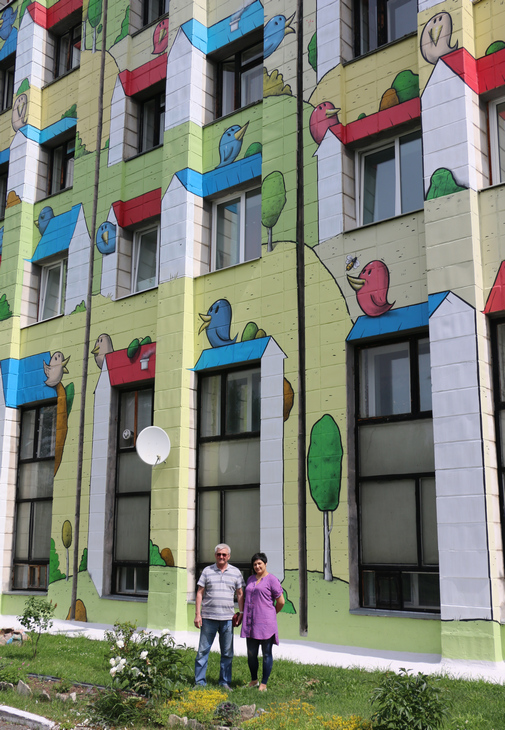 На фоне яркого фасада здания Курорта В Казахстане открылся новый Сервисный центр 