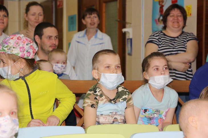 В День защиты детей ТЕНТОРИУМ<sup>®</sup> навестил пациентов онкоцентра